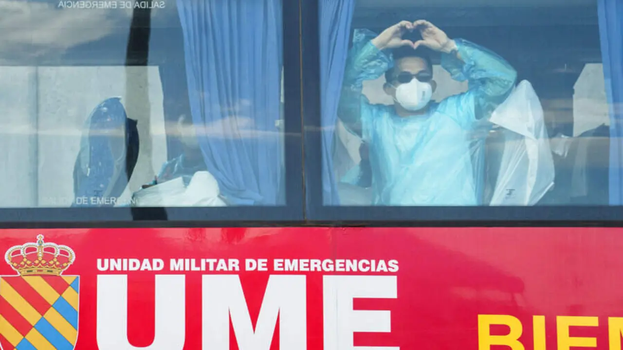 Los &uacute;ltimos pasajeros del Hondius abandonan el crucero y parten hacia el aeropuerto. FOTO EFE