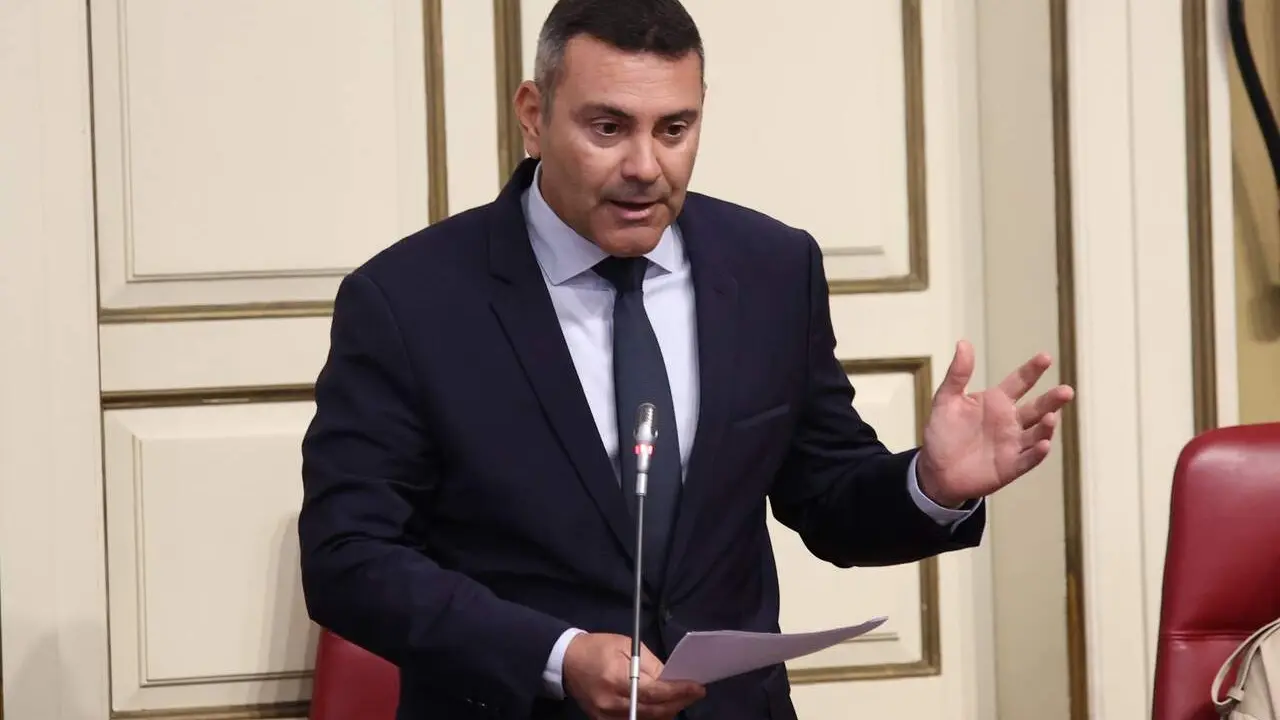 Oswaldo Betancort en el Parlamento de Canarias.