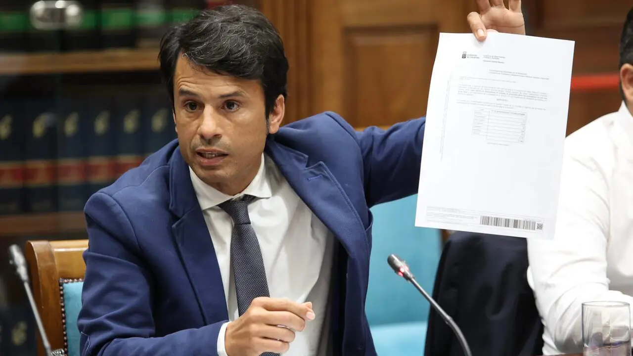 Marcos Bergaz (PSOE) en comisión parlamentaria de Obras Públicas, Vivienda y Movilidad