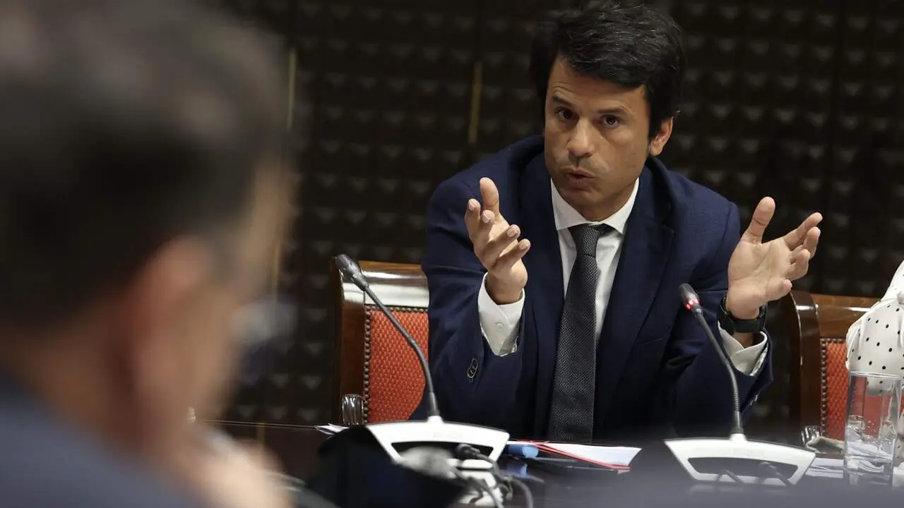 Marcos Bergaz (PSOE) junto al consejero Manuel Miranda (CC) en comisi&oacute;n parlamentaria de Aguas