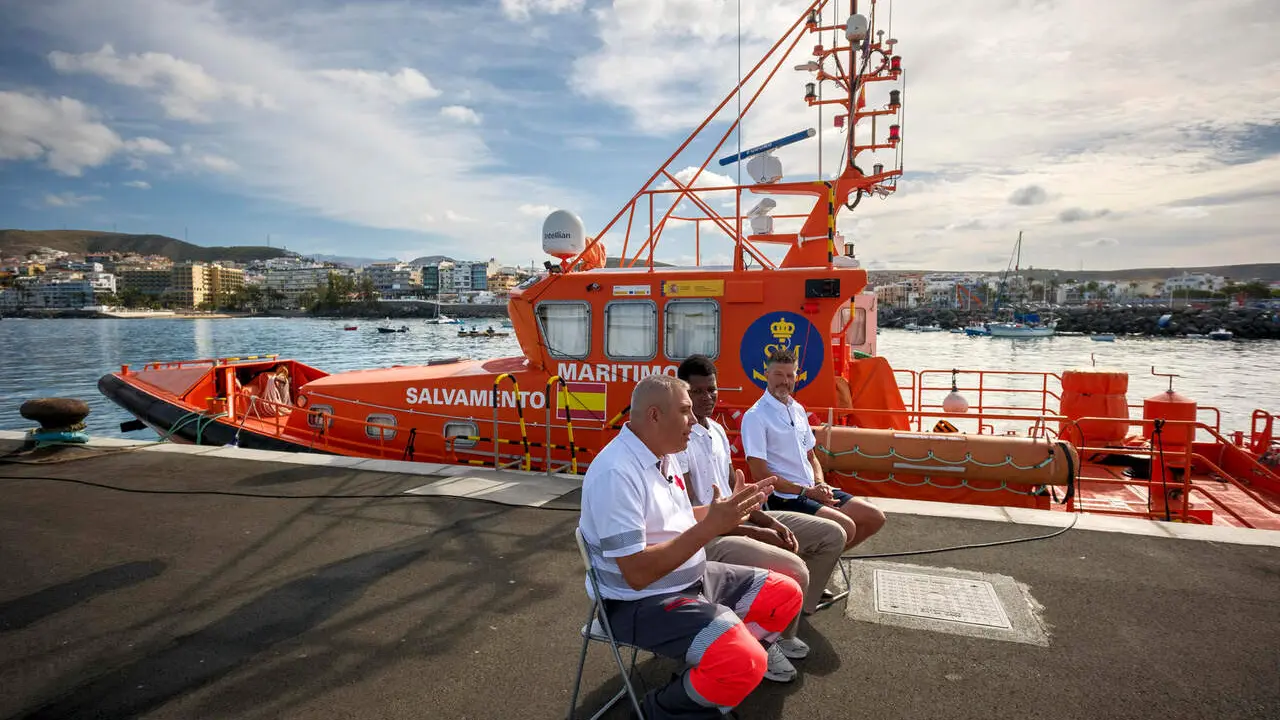 el patr&oacute;n de la Guardamar Urania, de Salvamento Mar&iacute;timo, Tito Vilarmea (d); el inmigrante senegales Ousseynou Fall (c); y el responsable de los equipos que despliega Cruz Roja en los puertos de Canarias. EFE