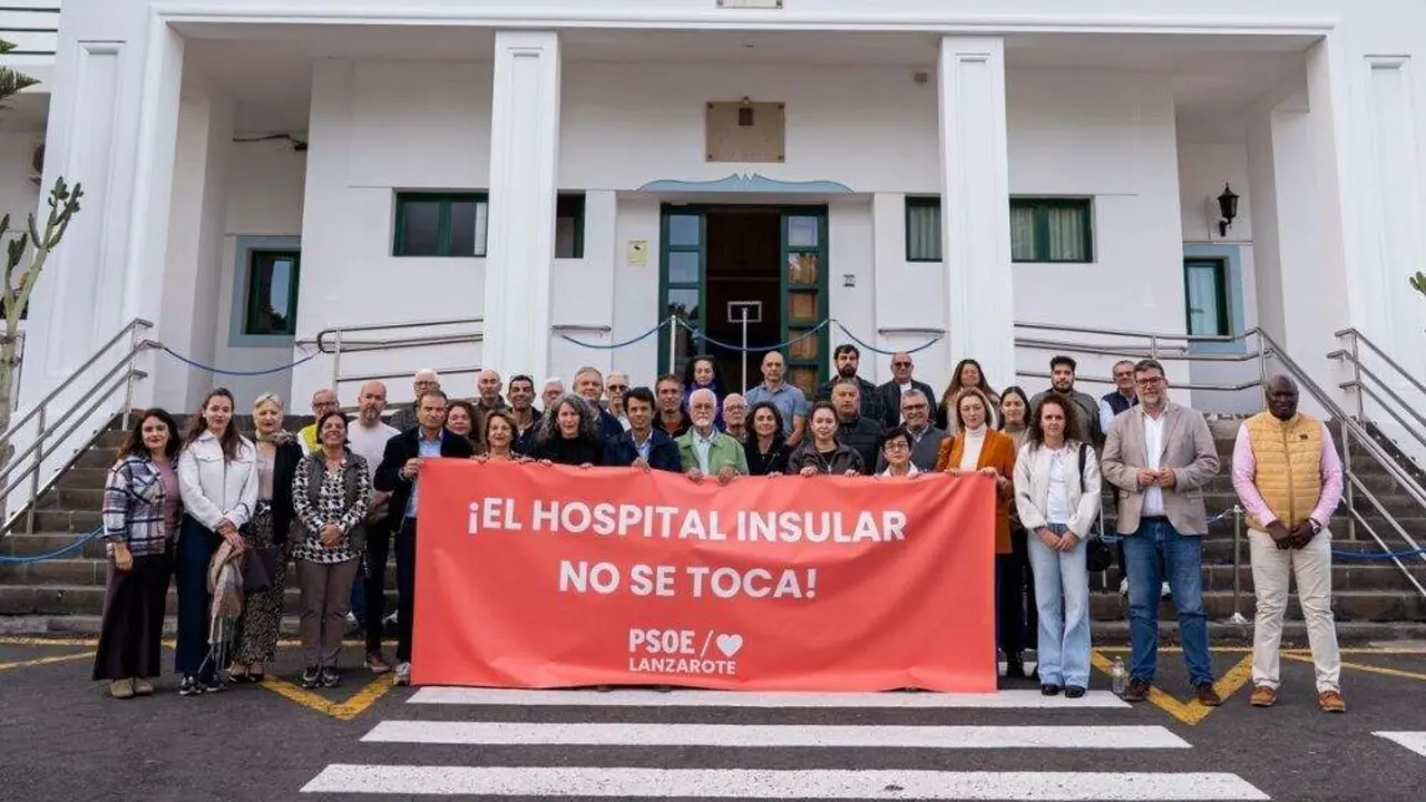 Concentraci&oacute;n en apoyo del Hospital Insular del PSOE
