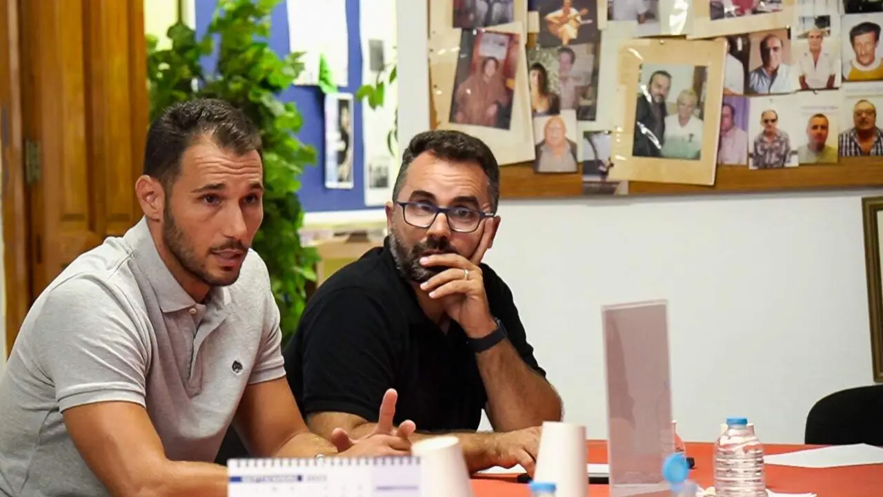 Im&aacute;genes de reuniones para tratar la rehabilitaci&oacute;n de las viviendas de Titerroy (1) (1)