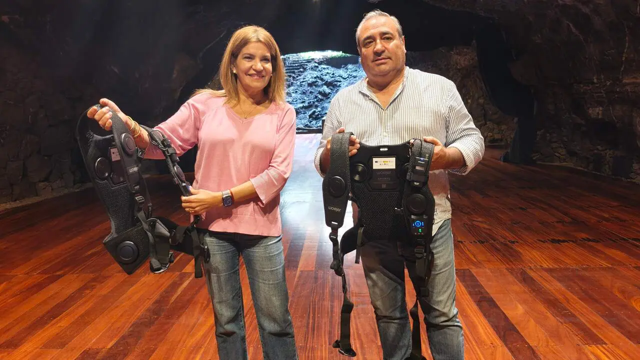 La vicepresidenta, Mar&iacute;a Jes&uacute;s Tovar, junto al consejero de los CACT, &Aacute;ngel V&aacute;zquez