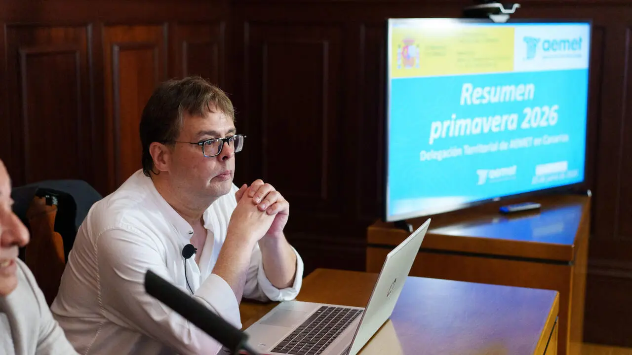 El director del Centro Meteorol&oacute;gico de la Agencia Espa&ntilde;ola de Meteorolog&iacute;a en Santa Cruz de Tenerife, V&iacute;ctor Quintero, ha presentado este martes el balance clim&aacute;tico de la primavera y la predicci&oacute;n estacional para el verano. EFE/Ram&oacute;n de la Rocha