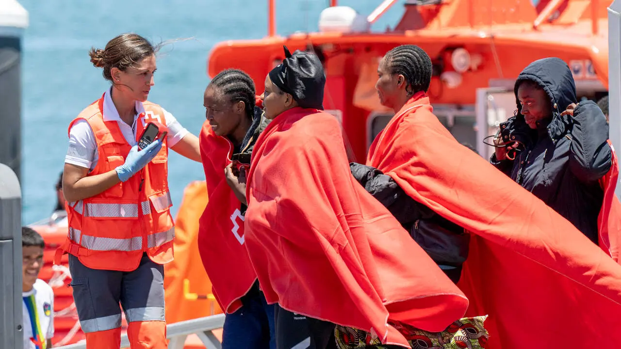 La Salvamar Al Nair ha rescatado en la tarde de hoy mi&eacute;rcoles a 65 personas de origen subsahariano y magreb&iacute;, entre ellas 10 mujeres y dos menores, cuando viajaban en una neum&aacute;tica al este de Lanzarote. En la imagen, el momento del desembarco en el puerto de Arrecife. EFE/ Adriel Perdomo
