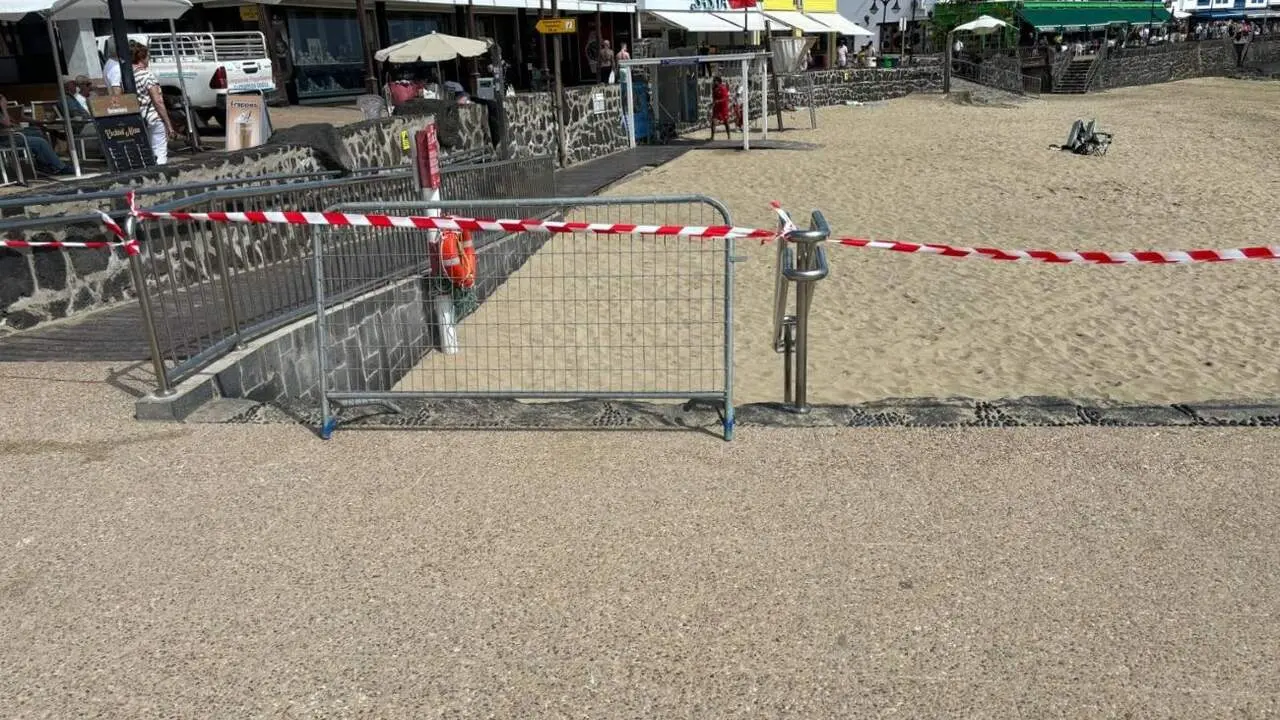 Foto de archivo cierre de playa en Playa Blanca (1)