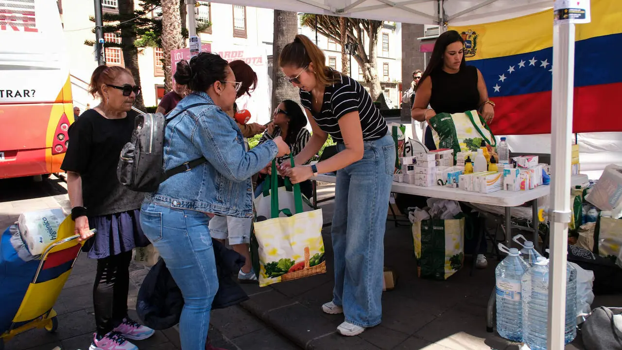 Un grupo de ciudadanos venezolanos residentes en Tenerife ha organizado este viernes un centro de recogida de agua, alimentos no perecederos, recursos m&eacute;dicos, ropa y abrigo en el municipio de La Laguna para los afectados por el doble terremoto de Venezuela del pasado mi&eacute;rcoles, que ha dejado centenares de muertos y personas desaparecidas. EFE/Alberto Vald&eacute;s