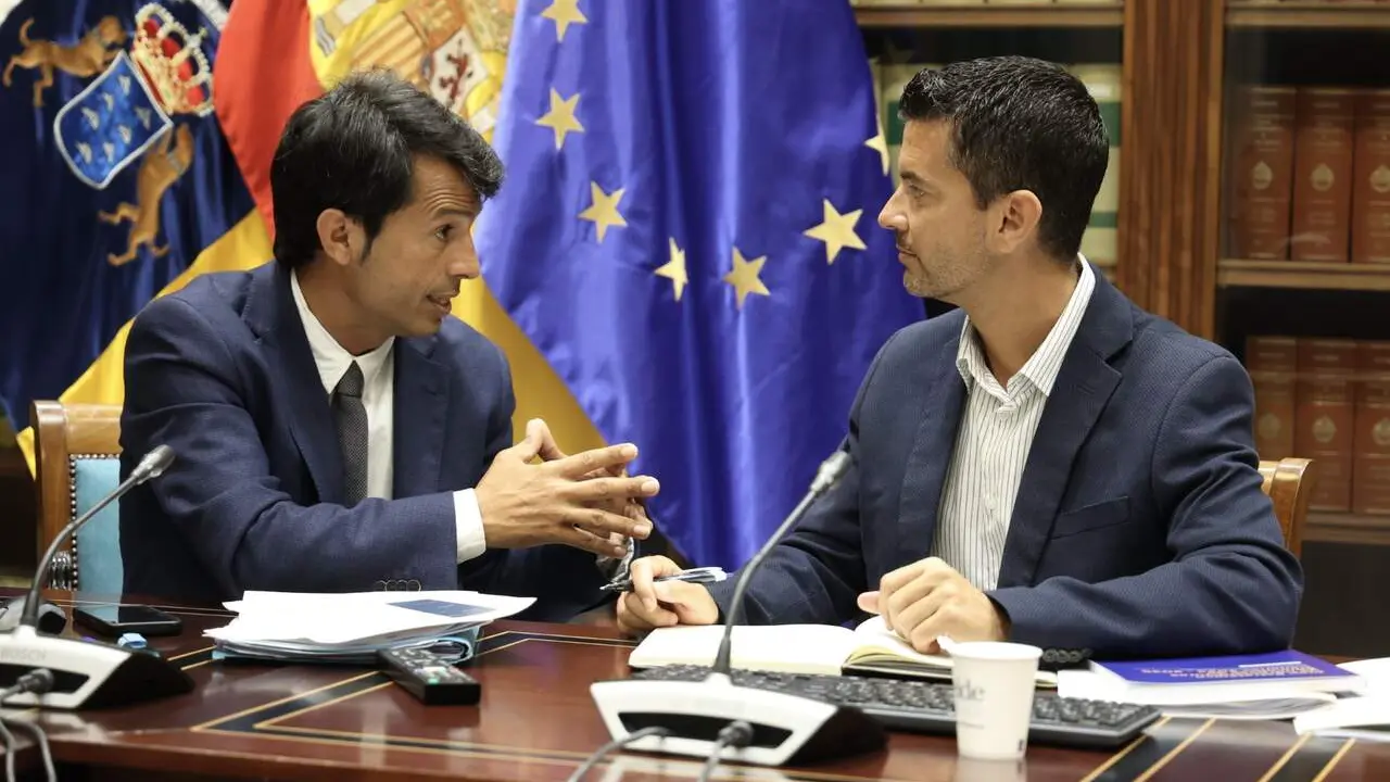 Marcos Bergaz junto al Director General de Infraestructuras Educativas del Gobierno canario Iv&aacute;n Gonz&aacute;lez