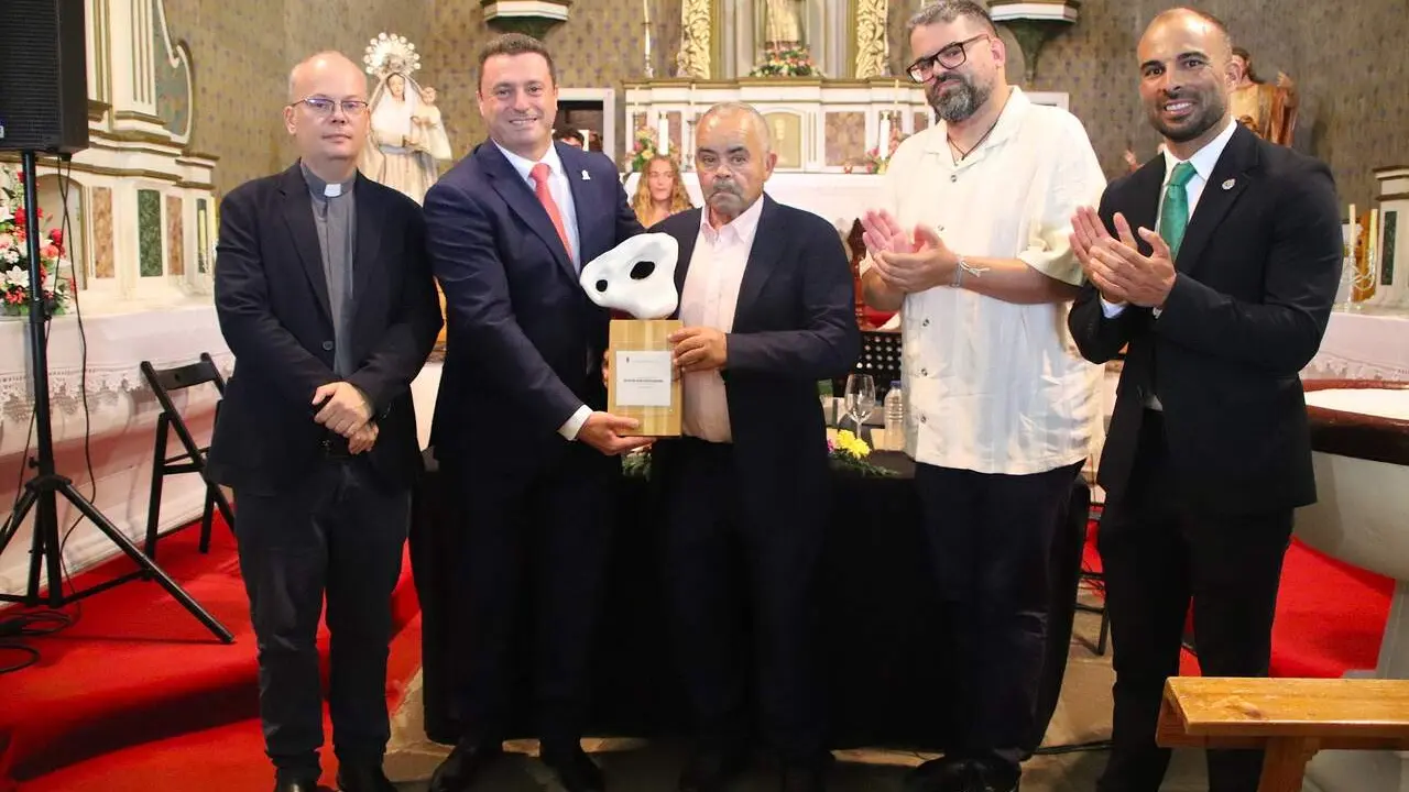 Juli&aacute;n C&aacute;ceres homenajeado por el Ayuntamiento