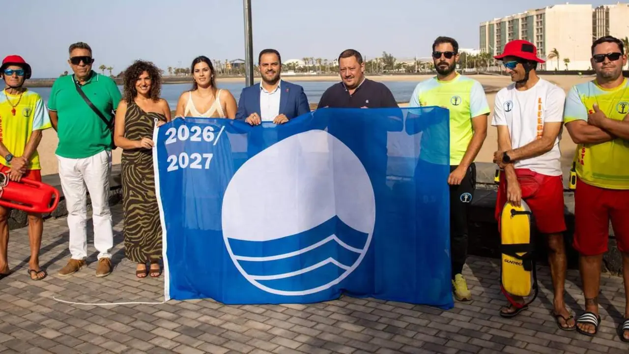 El Ayuntamiento de Arrecife iza la Bandera Azul 2026 27 en El Reducto que avala la buena calidad de sus aguas y los buenos servicios a los ba&ntilde;istas