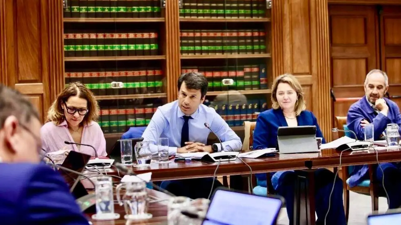 Marcos Bergaz (PSOE) en comisión parlamentaria de Política Territorial y Aguas este lunes 