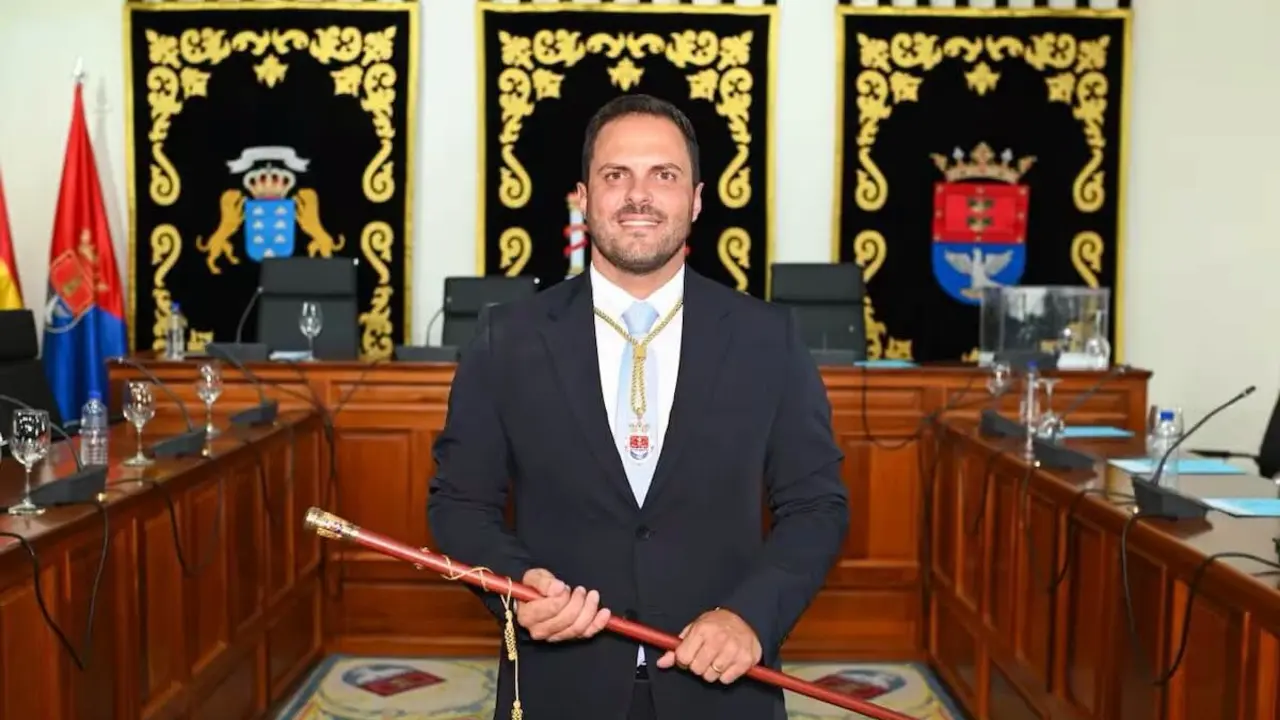 Momento de la proclamaci&oacute;n de Yonathan de Le&oacute;n como alcalde de Arrecife, tras el pleno municipal celebrado el 7 de Julio de 2023