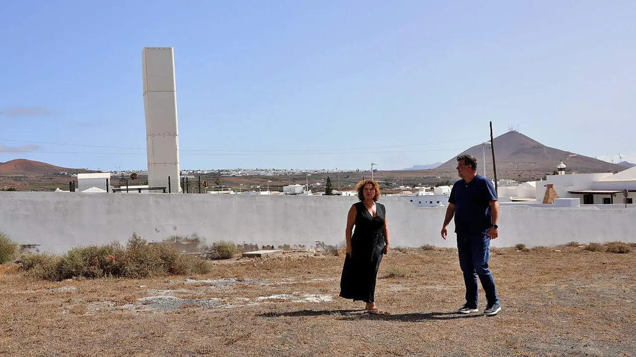 Foto El alcalde de San Bartolomé, Isidro Pérez y la concejala de Urbanismo, Marlene Romero