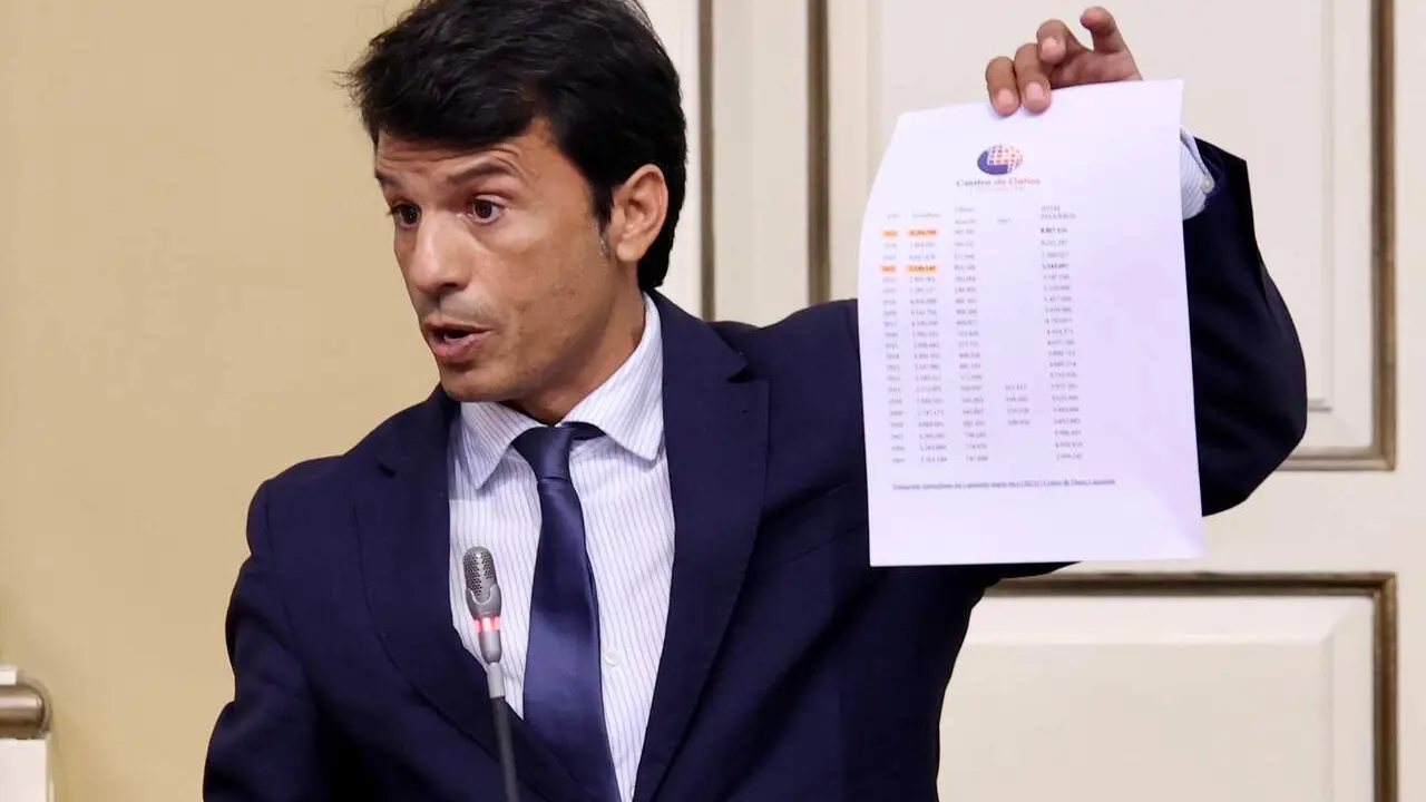 Marcos Bergaz (PSOE) durante su intervención en el pleno del parlamento este martes 