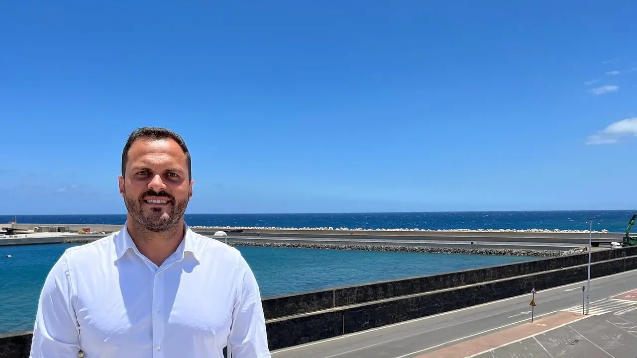El alcalde  Yonathan de Le&oacute;n reivindica mayores inversiones de la Autoridad Portuaria de Las Palmas en Arrecife, ciudad que aporta el 30 % de la cifra de negocios por turismo de cruceros a Puertos de las Palmas