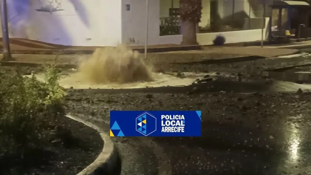 La Polic&iacute;a Local, presente anoche en la zona, levant&oacute; acta por vertidos de aguas fecales de la red del Consorcio, que afect&oacute; a viviendas, comercios y v&iacute;a p&uacute;blica