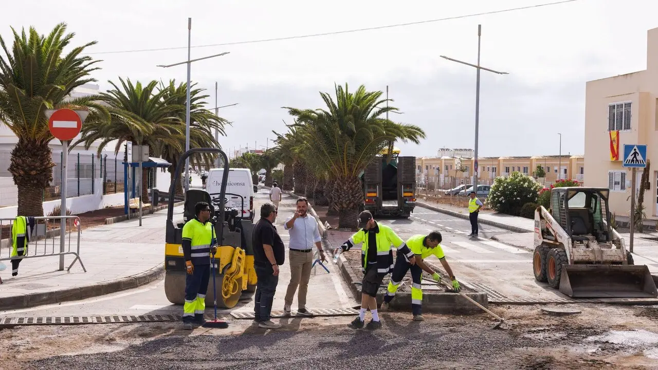 El alcalde de Arrecife ha estado realizando un seguimiento a las obras y visitado a los vecinos y comercios afectados por la rotura de la red del Consorcio