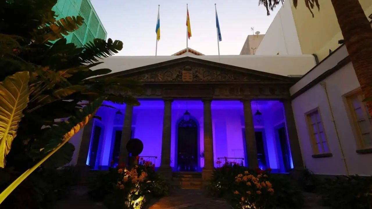 La fachada del Parlamento iluminada de azul por el D&iacute;a Mundial de la Prevenci&oacute;n de Ahogamientos