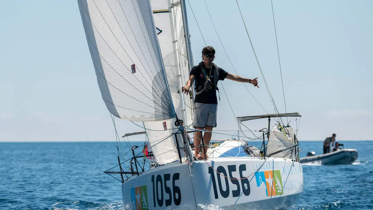Alonso P&eacute;rez en la proa de su Mini 6.50 . Foto L. Ricotta, regata Roma X Riva. Club Circolo Nautico Riva di Traiano