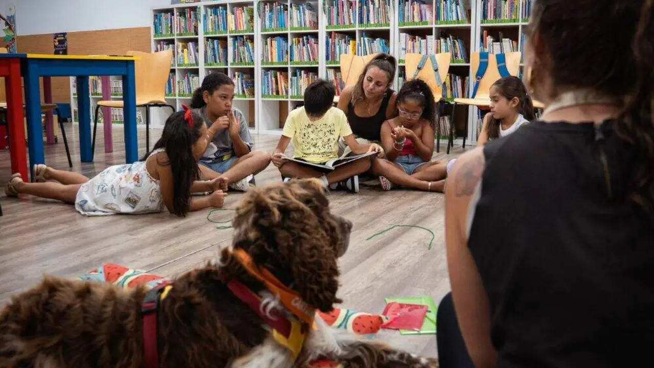 El perro &lsquo;Cartucho&rsquo; anima a la lectura