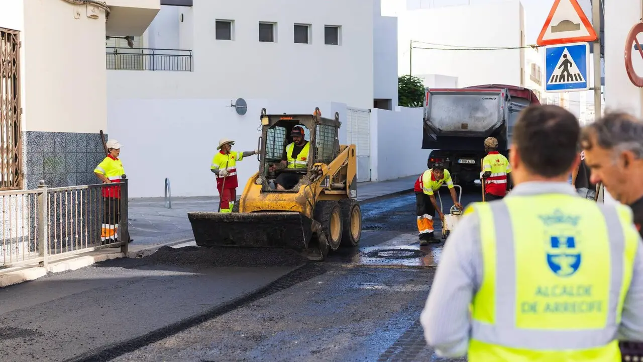 El alcalde Yonathan de Le&oacute;n supervisa los trabajos de reasfaltado en las calles junto al colegio Nieves Toledo, que concluir&aacute;n esta semana