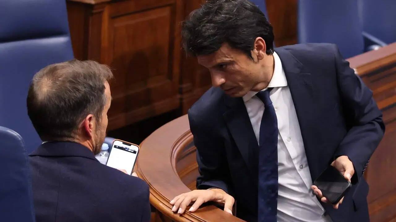 Marcos Bergaz (PSOE) junto al consejero Hernández Zapata (PP) durante un pleno del parlamento 