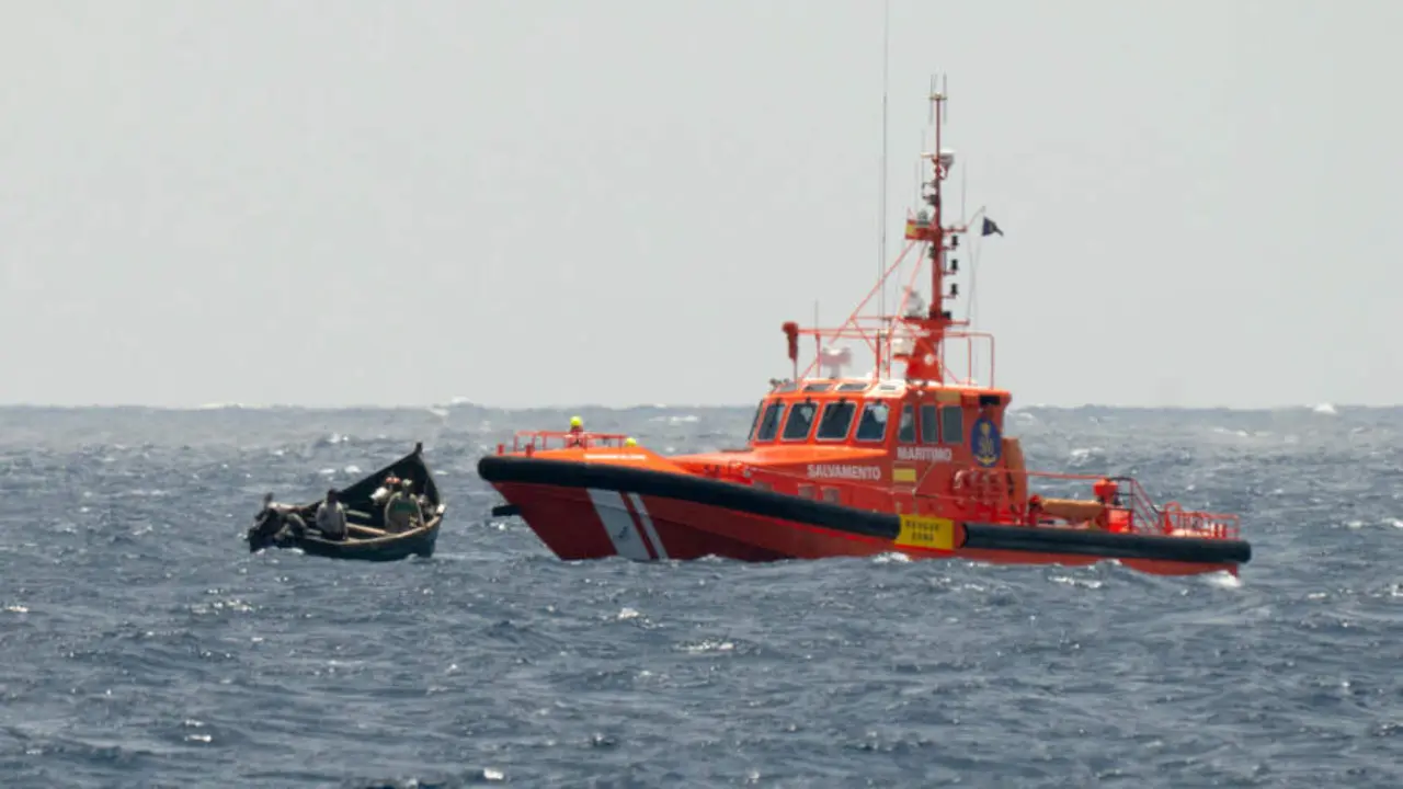 El buque de Salvamento Mar&iacute;timo Salvamar Al Nair ha rescatado este mi&eacute;rcoles a dos hombres de origen magreb&iacute; que viajaban en una patera que ha sido localizada al noreste de Lanzarote, cerca del Charco del Palo. EFE/ Adriel Perdomo