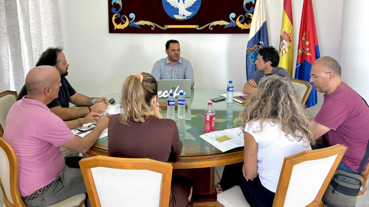 El alcalde Yonathan de Le&oacute;n con el equipo t&eacute;cnico de la Concejal&iacute;a de Obras perfilando las pr&oacute;ximas licitaciones con una inversi&oacute;n en los barrios cercana a las 37 millones 