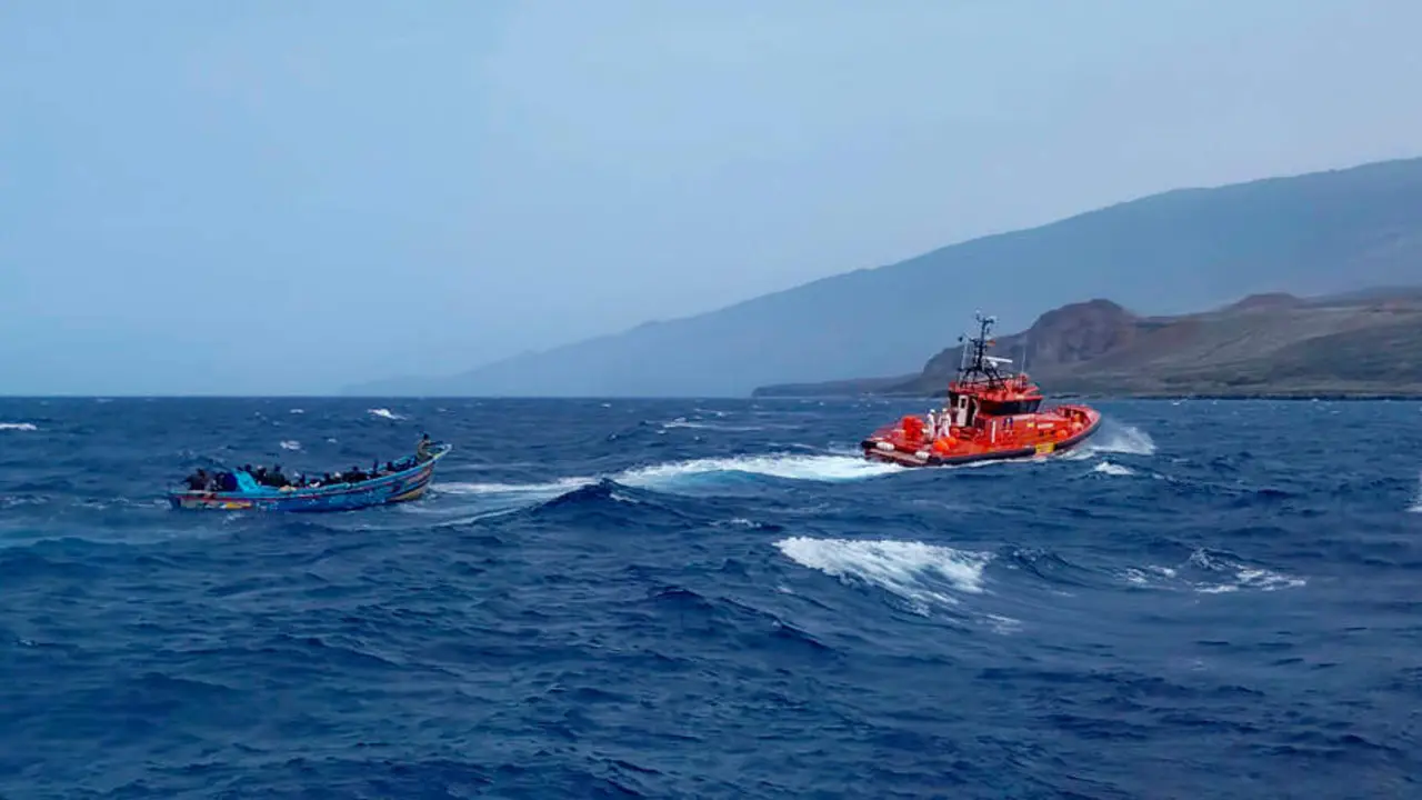 &nbsp;Salvamento Mar&iacute;timo ha rescatado este jueves un cayuco con 54 inmigrantes a bordo, entre ellos seis mujeres, cuando estaba a punto de llegar a El Hierro tras once d&iacute;as de traves&iacute;a desde Guinea-Bis&aacute;u. En la imagen, remolque del cayuco en aguas de el Hierro. EFE/ Salvamento Mar&iacute;timo