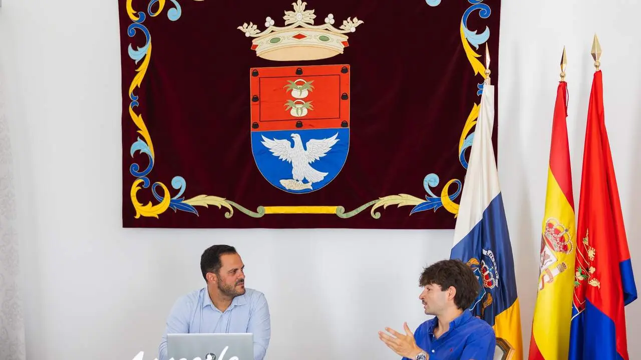El alcalde de Arrecife Yonathan de Le&oacute;n felicita al joven Mariano Stinga Gonz&aacute;lez, vecino de Arrecife, por su trayectoria universitaria y sus matr&iacute;culas de honor en los TFG 