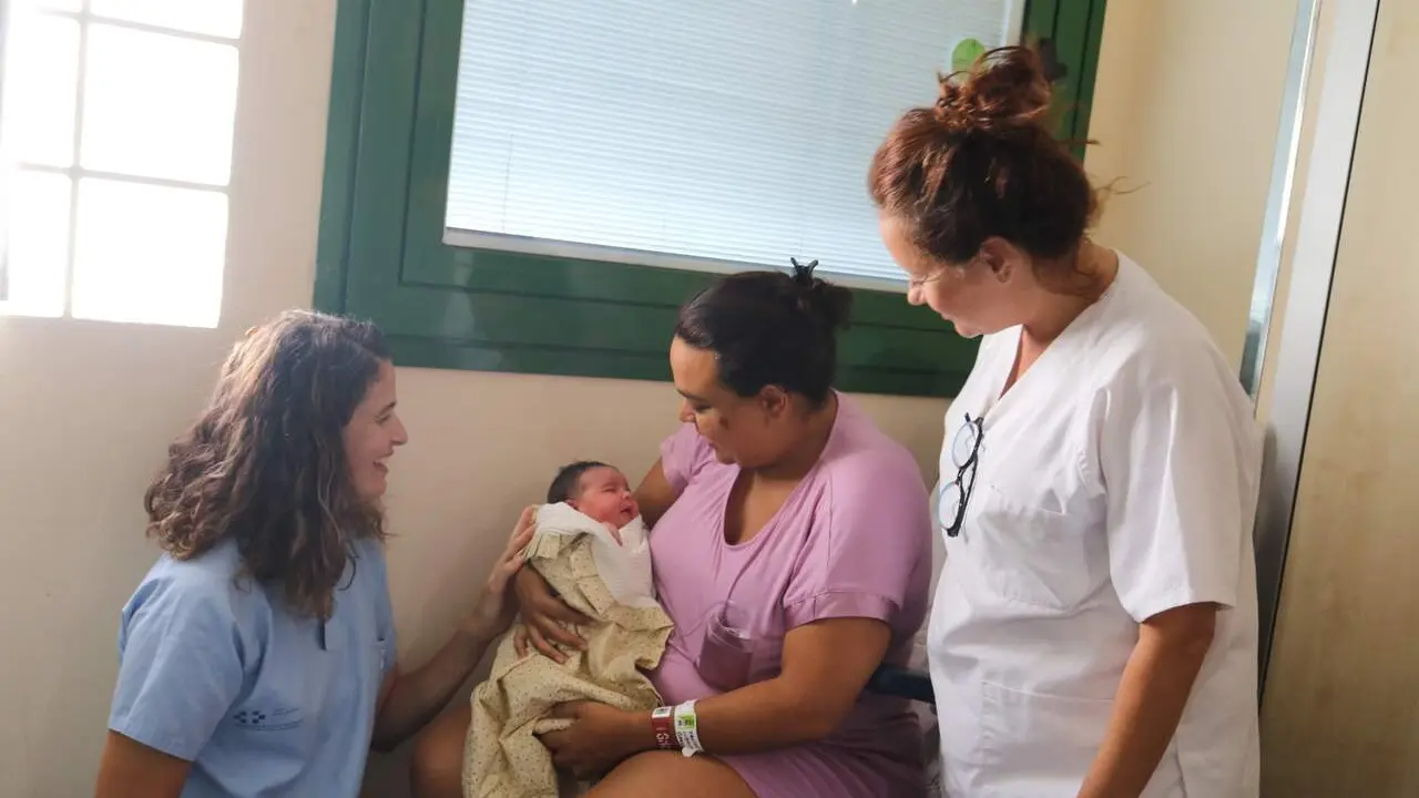 Profesionales, madre y beb&eacute;