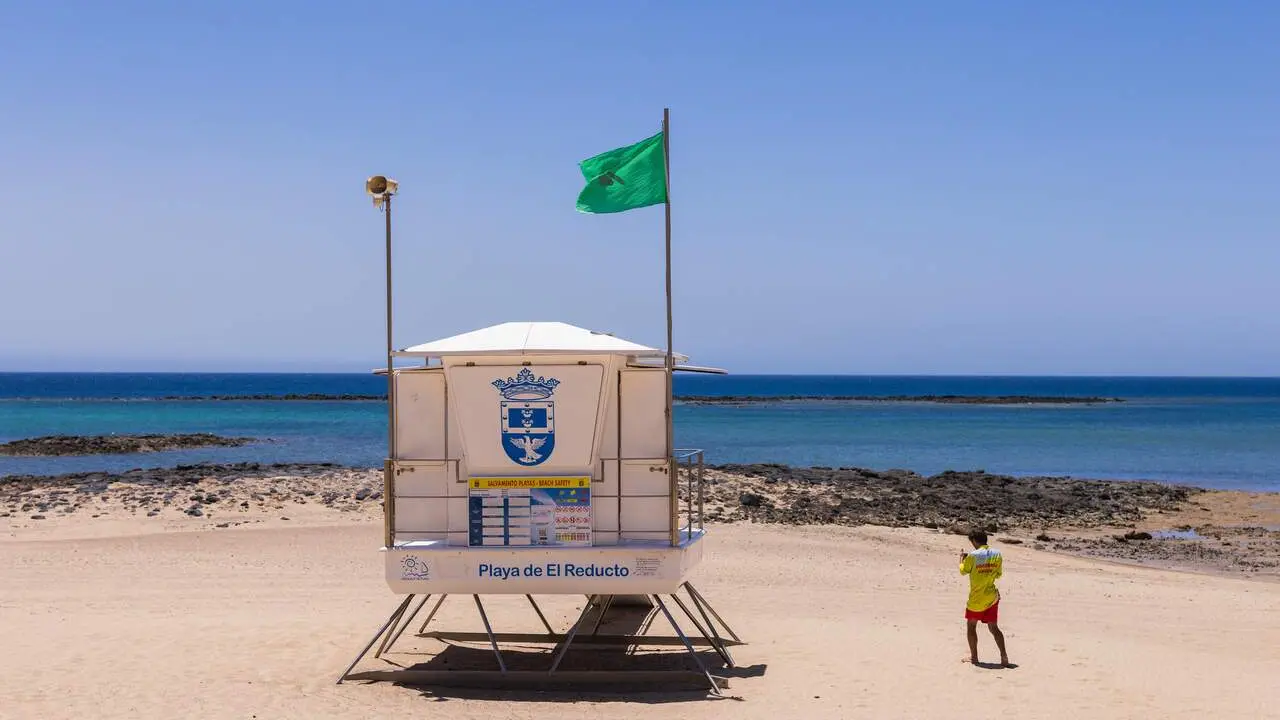 Playa de El Reducto hoy. Sanidad confirma la buena calidad de las aguas y apta para el ba&ntilde;o