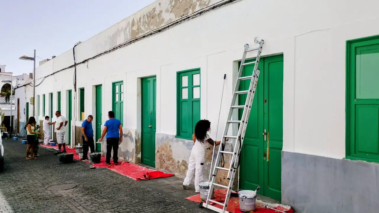 La Concejal&iacute;a de Obras del Ayuntamiento de Arrecire restaura los exteriores del antiguo colegio de La Marina, exterior de La Recova Municipal