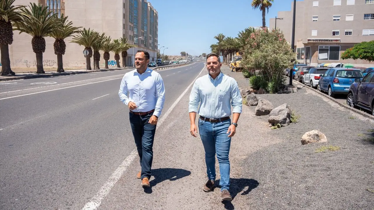 El alcalde de Arrecife, Yonathan de Le&oacute;n, y el consejero de Obras P&uacute;blicas, Jacobo Medina, en la calle Manolo Millares que cambiar&aacute; su imagen urbana con esta inversi&oacute;n municipal 1