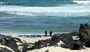 Efectivos de seguridad y emergencias este sábado en la zona donde encalló el velero