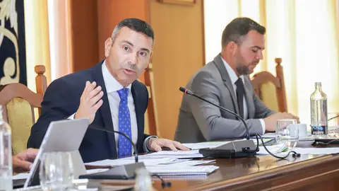 Oswaldo Betancort y Jacobo Medina en el Pleno del Cabildo. Imágen de archivo.