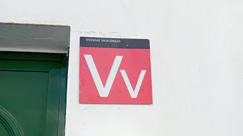 Placa de licencia de una vivienda vacacional en Arrecife.