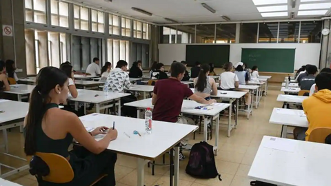 Estudiantes canarios realizando exámenes PISA. Imágen: Canarias7.