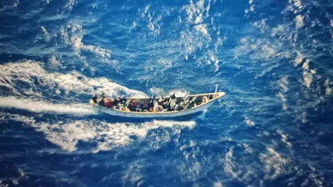 Patera llegando a Canarias. Imagen: EFE. ARCHIVO