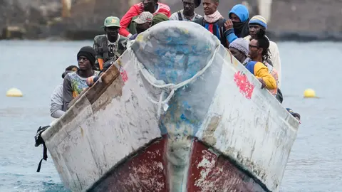 La Salvamar Alpheratz, de Salvamento Marítimo, ha acompañado a última hora de la mañana al puerto de Los Cristianos, en Tenerife, a un cayuco con unos 80 inmigrantes a bordo localizado al sur de la isla. EFE/Alberto Valdés.