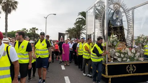 Astrid Pérez junto a la Virgen