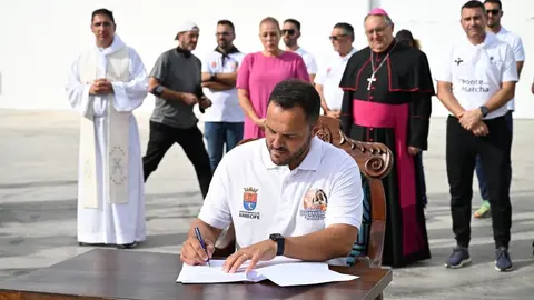 El alcalde de Arrecife firma la custodia de la Virgen