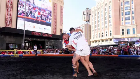 Luchadores en Plaza Callao