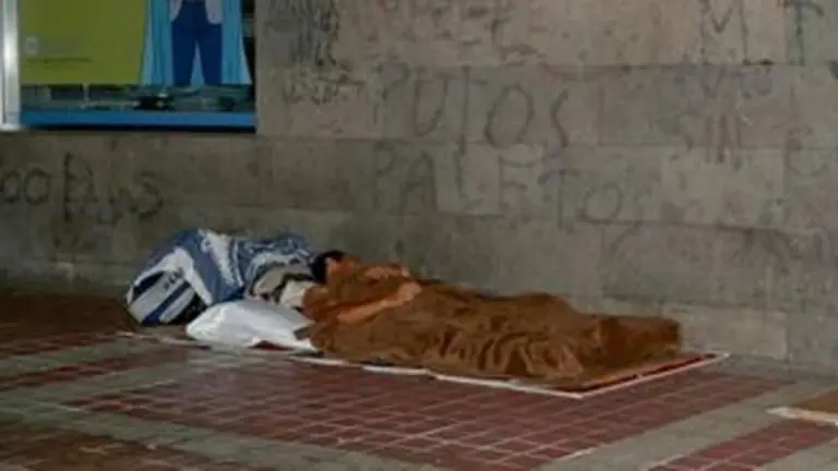 Persona durmiendo en la calle. Imagen de archivo.