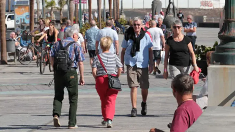 Gente paseando por Arrecife.