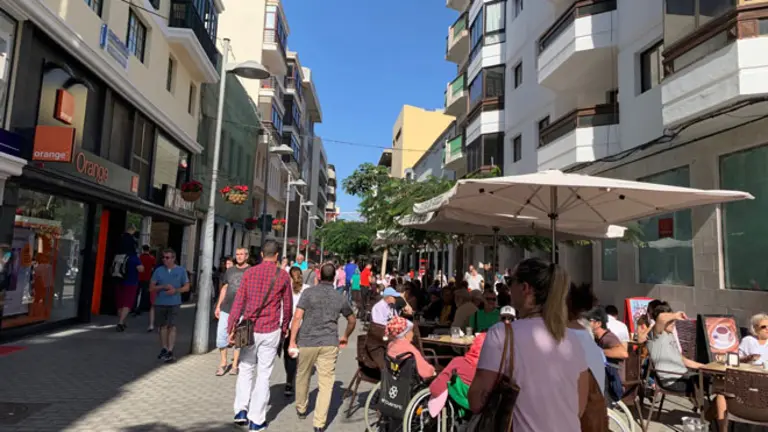 Gente paseando por la Calle Real.