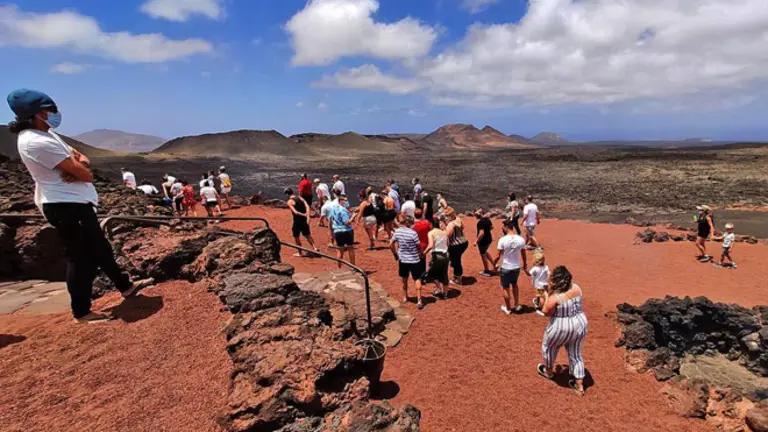 Turistas en Las Montañas del Fuego.