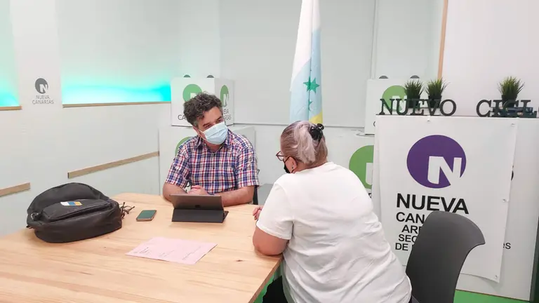 Armando Santana y la representante de los internos