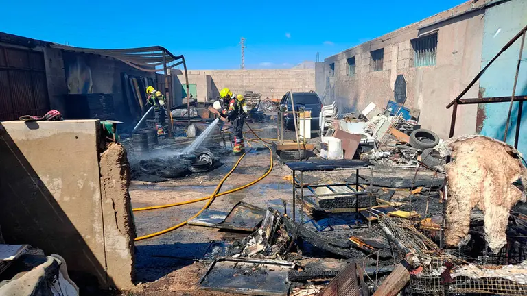 Dos efectivos del Consorcio de Seguridad y Emergencias, controlando el incendio